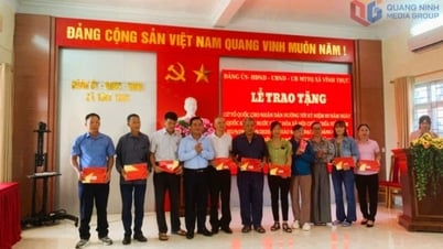 Xã Vĩnh Thực trao tặng cờ Tổ quốc cho nhân dân