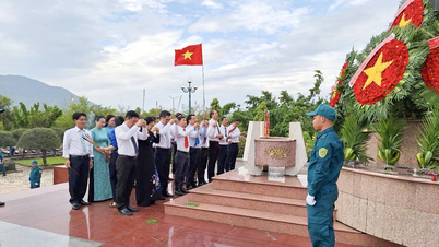Cán bộ, nhân dân tri ân các anh hùng liệt sĩ tại Nghĩa trang liệt sĩ Ninh Hòa - Vạn Ninh