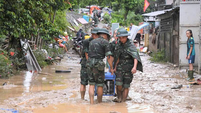 4 chuyến bay, vận chuyển hơn 12 tấn hàng cứu trợ khẩn cấp đồng bào vùng lũ Nghệ An
