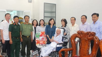 Phó Chủ tịch UBND tỉnh An Giang Nguyễn Thị Minh Thúy thăm, tặng quà gia đình chính sách xã Thoại Sơn và xã Óc Eo