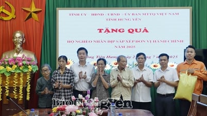 Trao gạo cho các hộ nghèo ở xã Đông Tiên Hưng