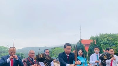 Phó Bí thư Thành ủy Đà Nẵng Ngô Xuân Thắng viếng hương Nghĩa trang Liệt sĩ xã Đông Giang