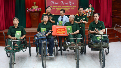 Ban Thanh niên Quân đội thăm, tặng quà Trung tâm Điều dưỡng Thương binh Thuận Thành