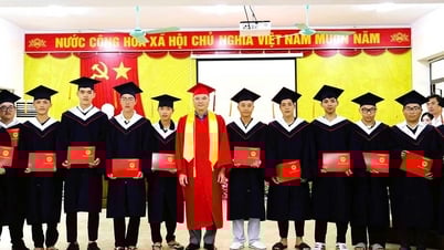 Trao bằng tốt nghiệp cho học sinh, sinh viên khóa Cao đẳng K11 và Trung cấp K17