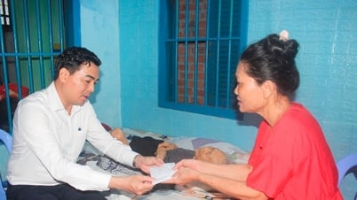 Phó Bí thư Thường trực Tỉnh ủy Lâm Đồng Nguyễn Hoài Anh thăm, tặng quà Mẹ Việt Nam anh hùng