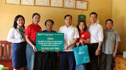Trao tặng 20 triệu đồng cho gia đình nạn nhân chất độc da cam tại phường Kỳ Lừa