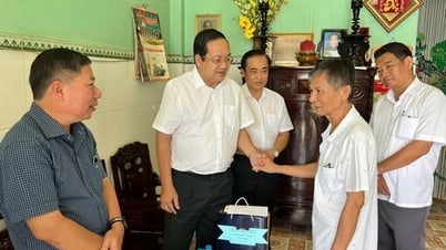 Phó Chủ tịch UBND tỉnh Nguyễn Minh Lâm thăm gia đình chính sách tại phường Kiến Tường