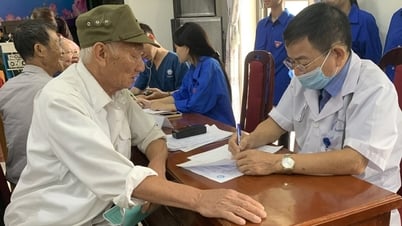 200 người có công ở xã Hà Bắc được khám bệnh, tặng quà