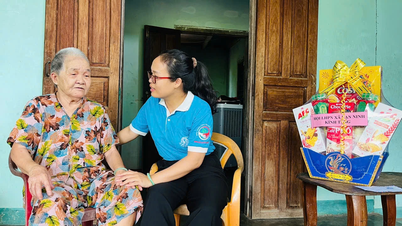 Hội Liên hiệp Phụ nữ xã Vạn Ninh thăm, tặng quà 2 gia đình chính sách