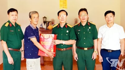 Hội Cựu chiến binh tỉnh tặng quà người có công xã Chợ Mới