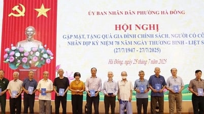 Báo Hànộimới tặng quà 20 gia đình chính sách, người có công phường Hà Đông