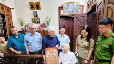 Lãnh đạo phường Đại Mỗ thăm, tặng quà các gia đình chính sách