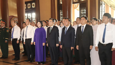 ถวายธูปรำลึกถึงวีรชนผู้พลีชีพ ณ ดินแดนเหล็กและปราสาทสำริด