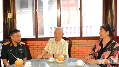 Thượng tướng Lê Quang Minh thăm, tặng quà Đại tướng Lê Văn Dũng
