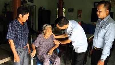 Bí thư Đảng ủy xã Long Cang thăm, tặng quà thương binh, gia đình chính sách