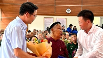Phường Phú Thượng tặng quà tri ân các gia đình thương binh, liệt sĩ