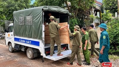 Công an xã Phù Yên hỗ trợ 2 hộ ra khỏi khu vực có nguy cơ sạt lở