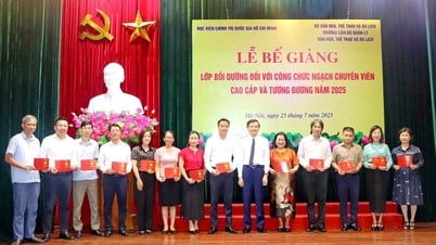 Bế giảng lớp bồi dưỡng chuyên viên cao cấp và tương đương