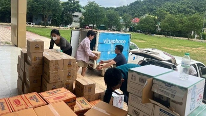 Người VNPT "vượt lũ, giữ sóng" và hỗ trợ vận chuyển nhu yếu phẩm cho bà con vùng lũ