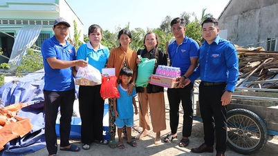 Trao quà, hỗ trợ người dân bị thiệt hại do giông lốc