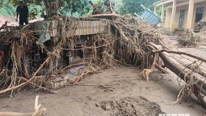 Lực lượng ‘4 tại chỗ’ xã Mỹ Lý (Nghệ An) đi bộ 2 ngày mới tiếp cận được bản Cha Nga bị mưa lũ cô lập, nơi 36 ngôi nhà đã bị cuốn trôi