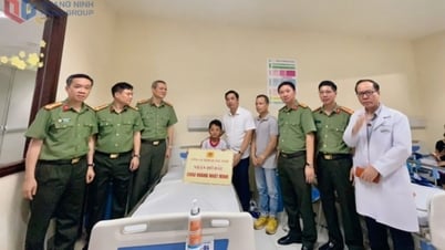 Công an tỉnh Quảng Ninh nhận đỡ đầu nạn nhân sống sót trong vụ lật tàu du lịch 