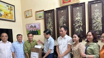 Xã Ngọc Hồi thăm, tặng quà Bà mẹ Việt Nam Anh hùng, người có công