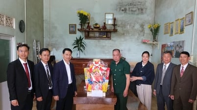 Đồng chí Bùi Huy Thành t hăm, tặng quà nhân Ngày Thương binh - Liệt sĩ tại xã Tuy Đức