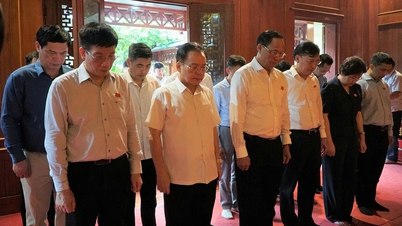 Phó Chủ tịch Quốc hội Trần Quang Phương dâng hương tưởng niệm Đại tướng Võ Nguyên Giáp và các Anh hùng Liệt sĩ tại Điện Biên