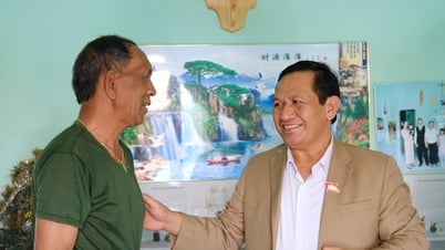 Đồng chí K’ Mák thăm, tặng quà thương binh K’Rưng tại xã Đinh Trang Thượng