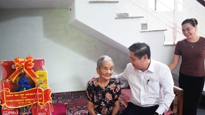 Lãnh đạo thành phố Đà Nẵng thăm gia đình chính sách xã Điện Bàn Tây