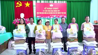 Bàn giao nhà Đại đoàn kết và tặng quà cho hộ có hoàn cảnh khó khăn