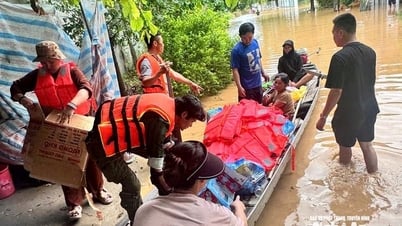Công an xã Anh Sơn phối hợp trao 370 suất quà cứu trợ người dân vùng lũ