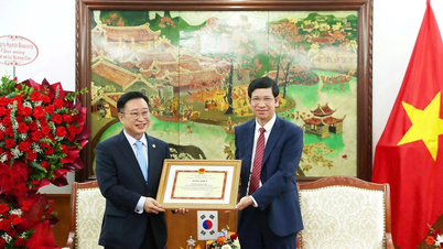 Trao Bằng khen của Bộ trưởng Bộ Văn hóa, Thể thao và Du lịch cho Đại sứ Du lịch Việt Nam tại Hàn Quốc Lý Xương Căn