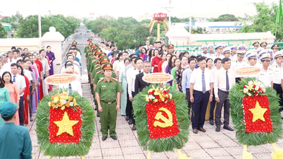 Phường Cam Ranh: Dâng hương, dâng hoa tại Đài tưởng niệm nghĩa trang liệt sĩ