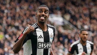 Hai “ông lớn” bóng đá Anh rút khỏi cuộc đua giành Alexander Isak