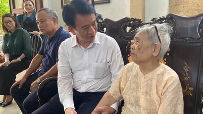 Đồng chí Nguyễn Đức Tuấn tặng quà Bà mẹ Việt Nam anh hùng