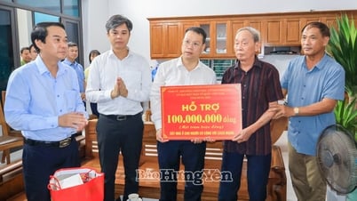 Đồng chí Nguyễn Mạnh Hùng, Phó Bí thư Tỉnh uỷ, Chủ tịch Ủy ban MTTQ Việt Nam tỉnh trao kinh phí hỗ trợ xây nhà ở cho người có công tại xã Đông Hưng