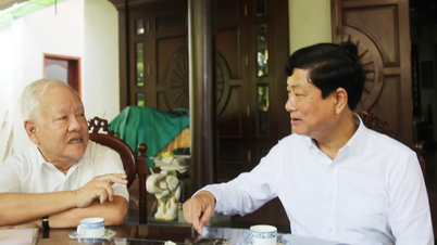 Chủ tịch HĐND TPHCM Võ Văn Minh thăm, tặng quà người có công