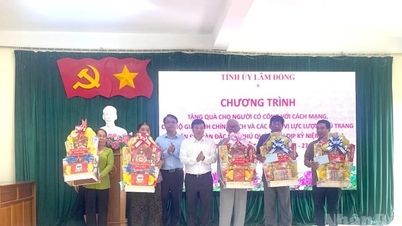 Tỉnh ủy Lâm Đồng tặng quà người có hoàn cảnh khó...