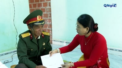 Trưởng Ban Nội chính Tỉnh ủy thăm, tặng quà gia đình người có công