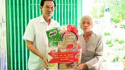 Trưởng ban Nội chính Tỉnh ủy An Giang thăm, tặng quà gia đình chính sách, người có công ở xã Hội An