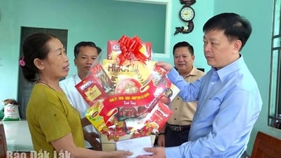 Xã Ea Kar tặng 627 suất quà cho các gia đình chính sách, người có công dịp 27/7