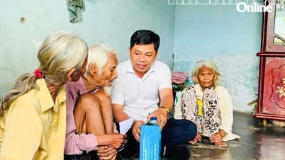 Xã Tây Khánh Sơn: Thăm, tặng quà 9 gia đình người có công với cách mạng