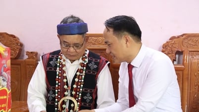 Phó Bí thư Thường trực Thành ủy Nguyễn Đình Vĩnh thăm gia đình người có công xã Sông Kôn