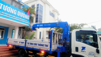 Người VNPT vượt lũ giữ sóng, hỗ trợ vận chuyển nhu yếu phẩm cho bà con vùng lũ