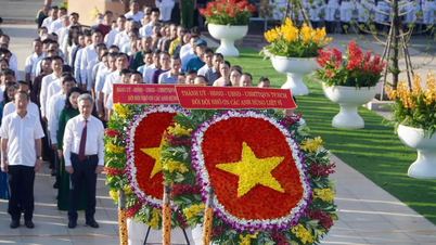 ผู้นำโฮจิมินห์เยี่ยมชมสุสาน Ba Ria - Vung Tau Martyrs