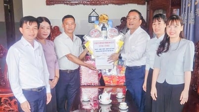 Lãnh đạo tỉnh thăm, tặng quà người có công tại xã Ea Drông và các phường Buôn Hồ, Cư Bao