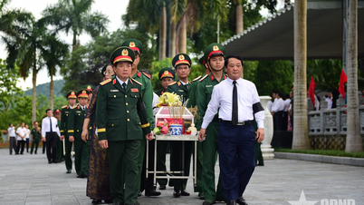 General Trinh Van Quyet attended the memorial service and burial of 6 martyrs' remains at Vi Xuyen National Martyrs Cemetery.