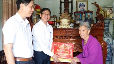 Phường Nhị Chiểu phối hợp doanh nghiệp tặng quà gia đình chính sách, người có công